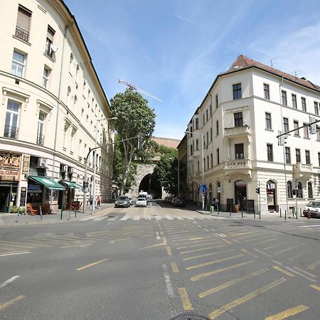 Castle Courtyard Hideaway Apartment Budapest Luaran gambar
