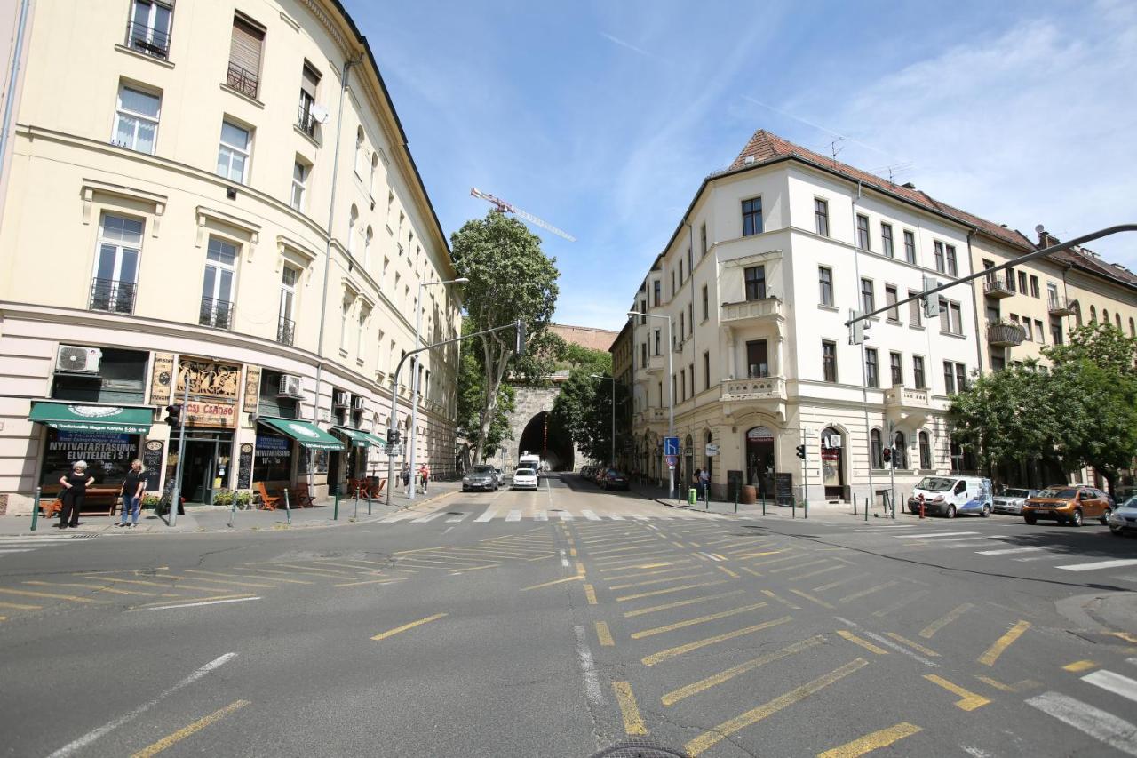 Castle Courtyard Hideaway Apartment Budapest Luaran gambar